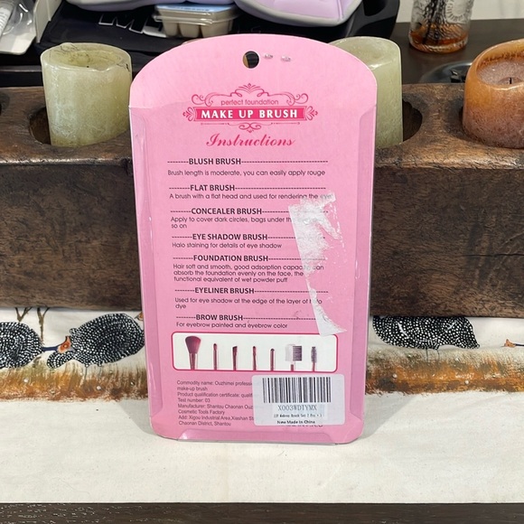 Hello Kitty Pink Makeup Brush Collection 7 piece plus mirror NIB - Picture 2 of 3